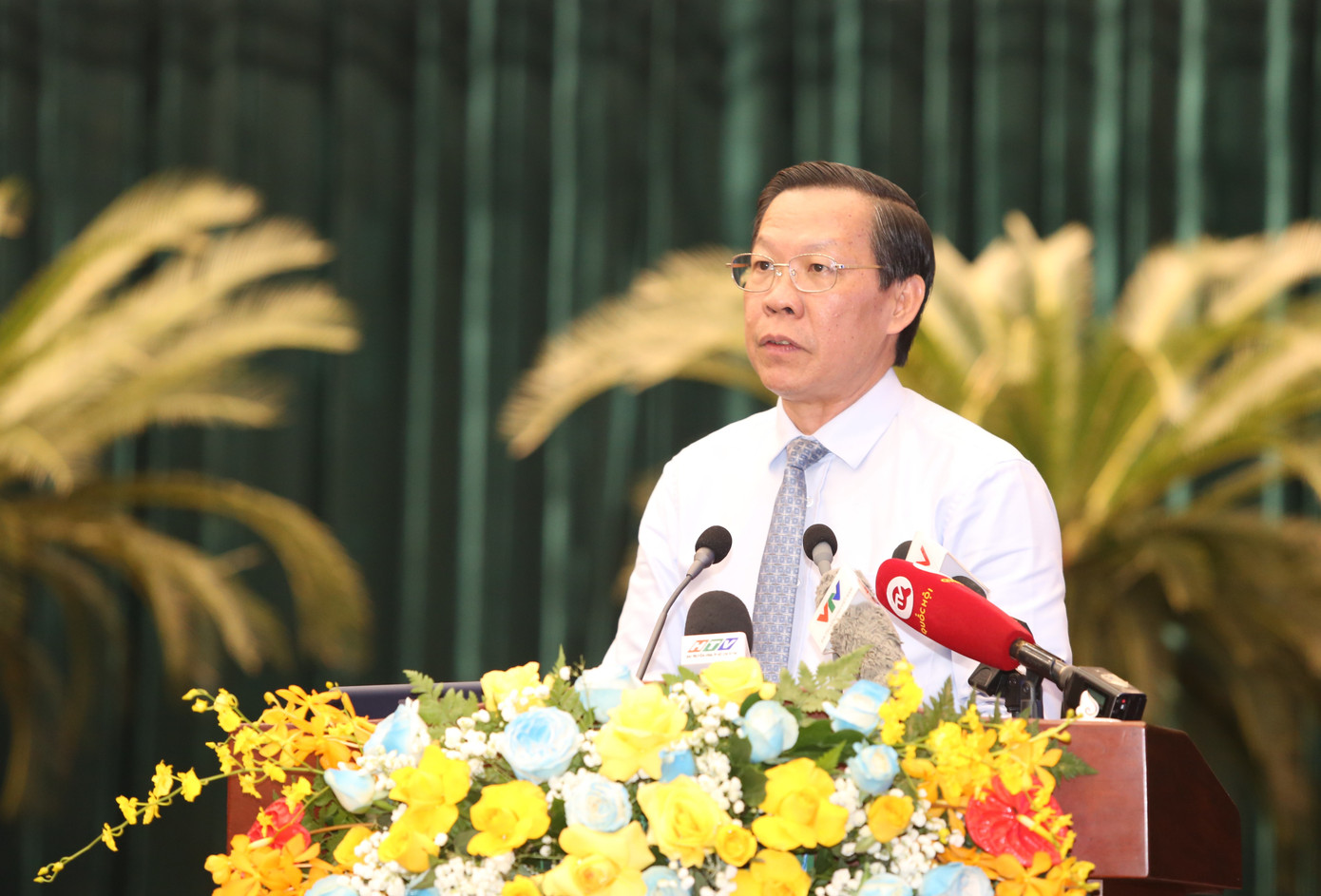 Chủ tịch UBND TPHCM Phan Văn Mãi trao đổi mở đầu hội nghị. Ảnh: Ngô Tùng