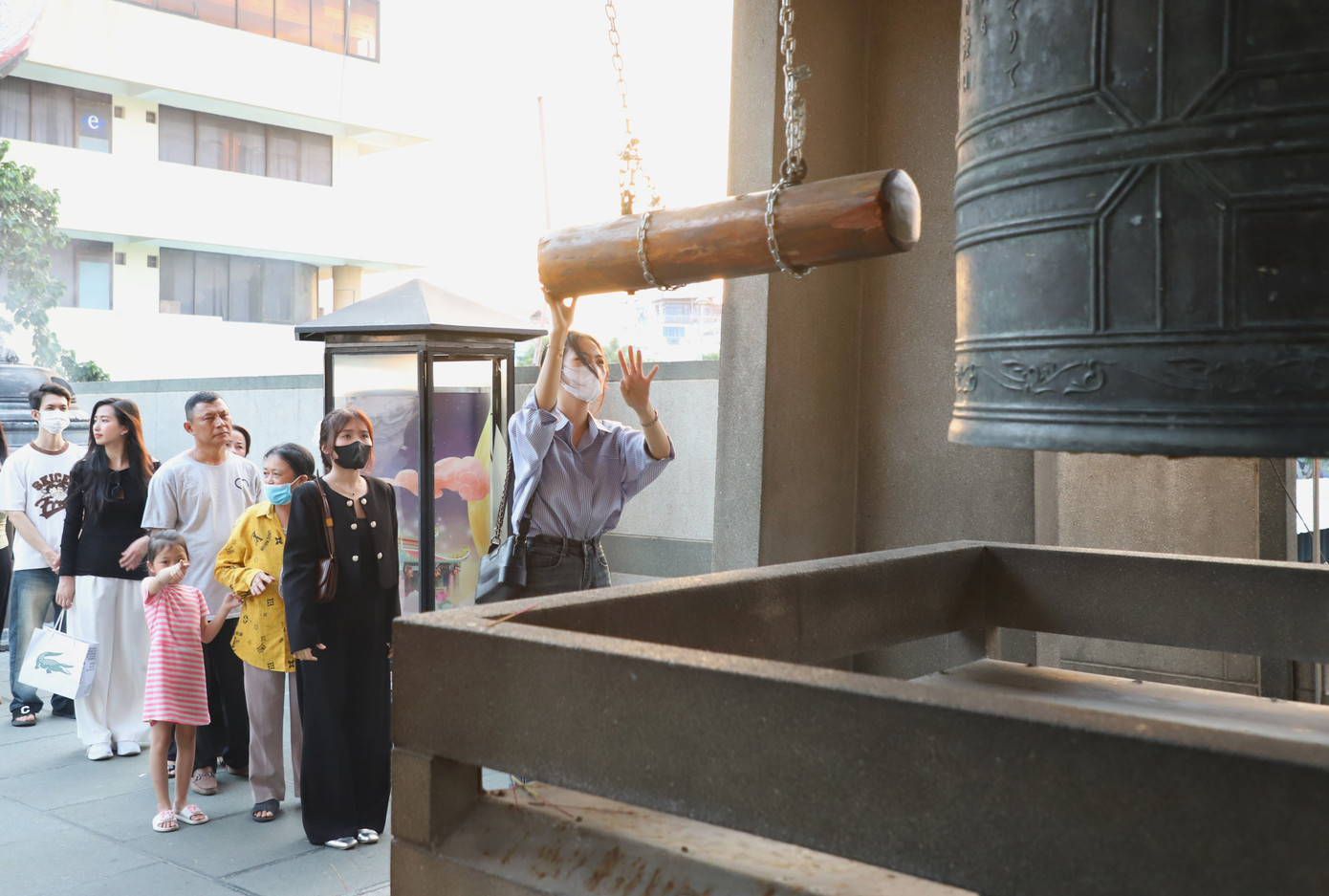 Người dân thỉnh chuông chùa cầu bình an. Người dân thỉnh chuông chùa cầu bình an.