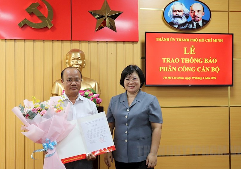 Trưởng ban Tổ chức Thành ủy TPHCM Văn Thị Bạch Tuyết (phải) trao quyết định cho ông Đỗ Hữu Trí. Ảnh: Thành ủy TPHCM Trưởng ban Tổ chức Thành ủy TPHCM Văn Thị Bạch Tuyết (phải) trao quyết định cho ông Đỗ Hữu Trí. Ảnh: Thành ủy TPHCM