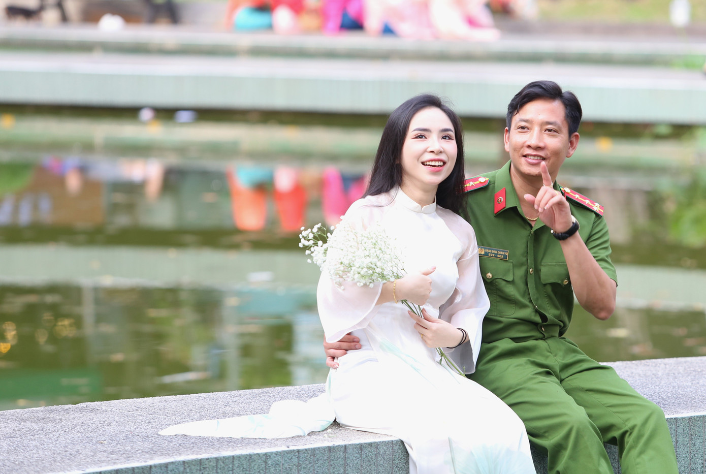 Cặp đôi rạng rỡ lưu lại những khoảnh khắc trẻ trung ở khu vực trung tâm thành phố.