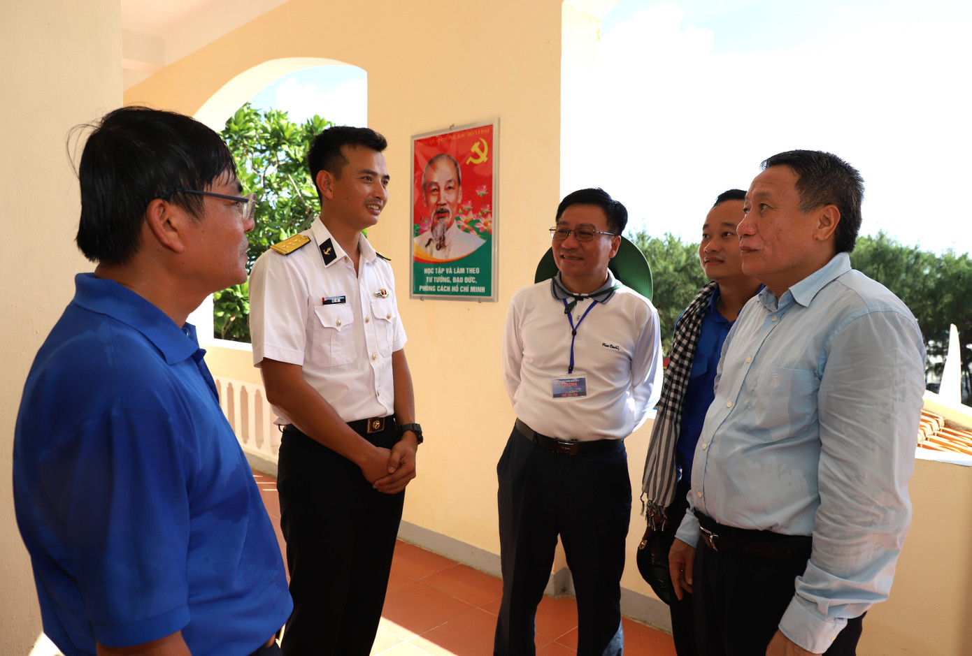 Các đại biểu thăm hỏi cán bộ, chiến sĩ đang công tác trên các điểm đảo. Các đại biểu thăm hỏi cán bộ, chiến sĩ đang công tác trên các điểm đảo.