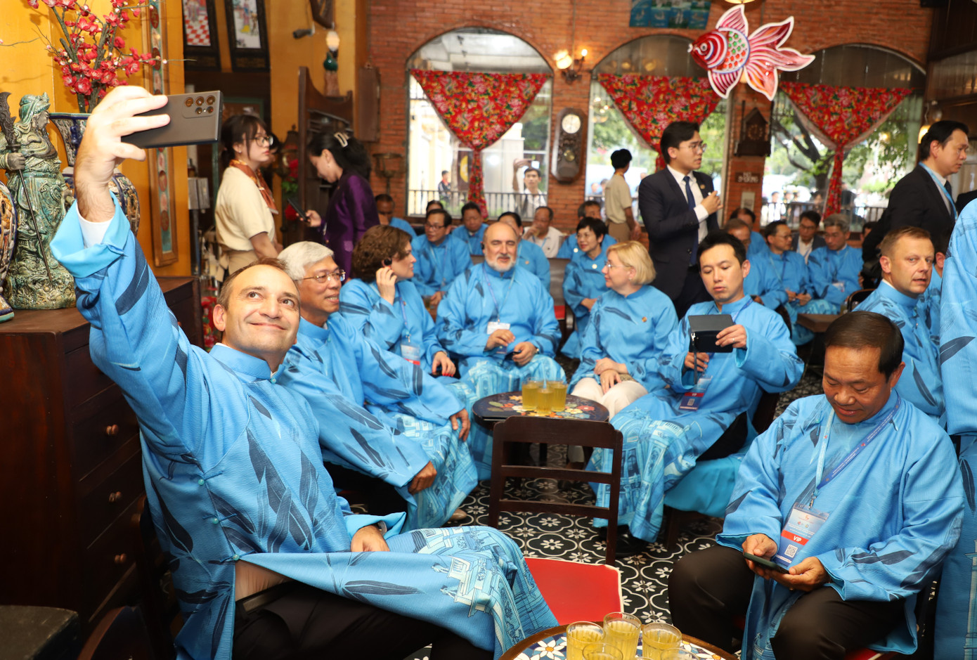 Đại biểu lưu lại kỷ niệm đặc biệt khi tham dự Đối thoại Hữu nghị năm nay. Đại biểu lưu lại kỷ niệm đặc biệt khi tham dự Đối thoại Hữu nghị năm nay.