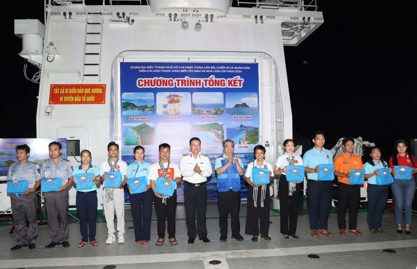 Lãnh đạo đoàn công tác tặng quà cám ơn, ghi nhận nỗ lực của các đơn vị đã đóng góp vào thành công của hải trình. Lãnh đạo đoàn công tác tặng quà cám ơn, ghi nhận nỗ lực của các đơn vị đã đóng góp vào thành công của hải trình.