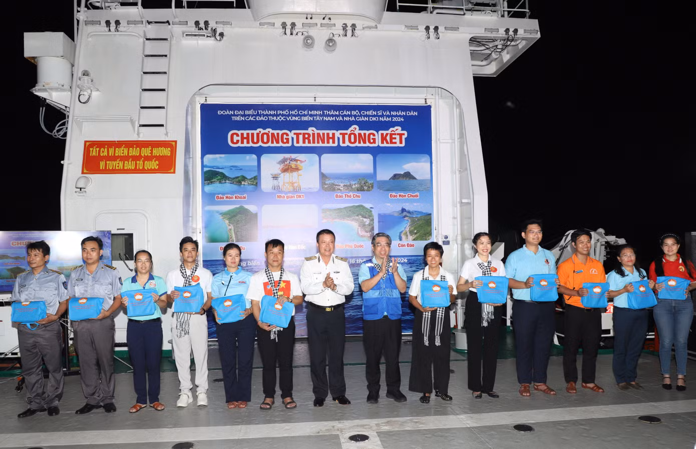 Lãnh đạo đoàn công tác tặng quà cám ơn, ghi nhận nỗ lực của các đơn vị đã đóng góp vào thành công của hải trình.
