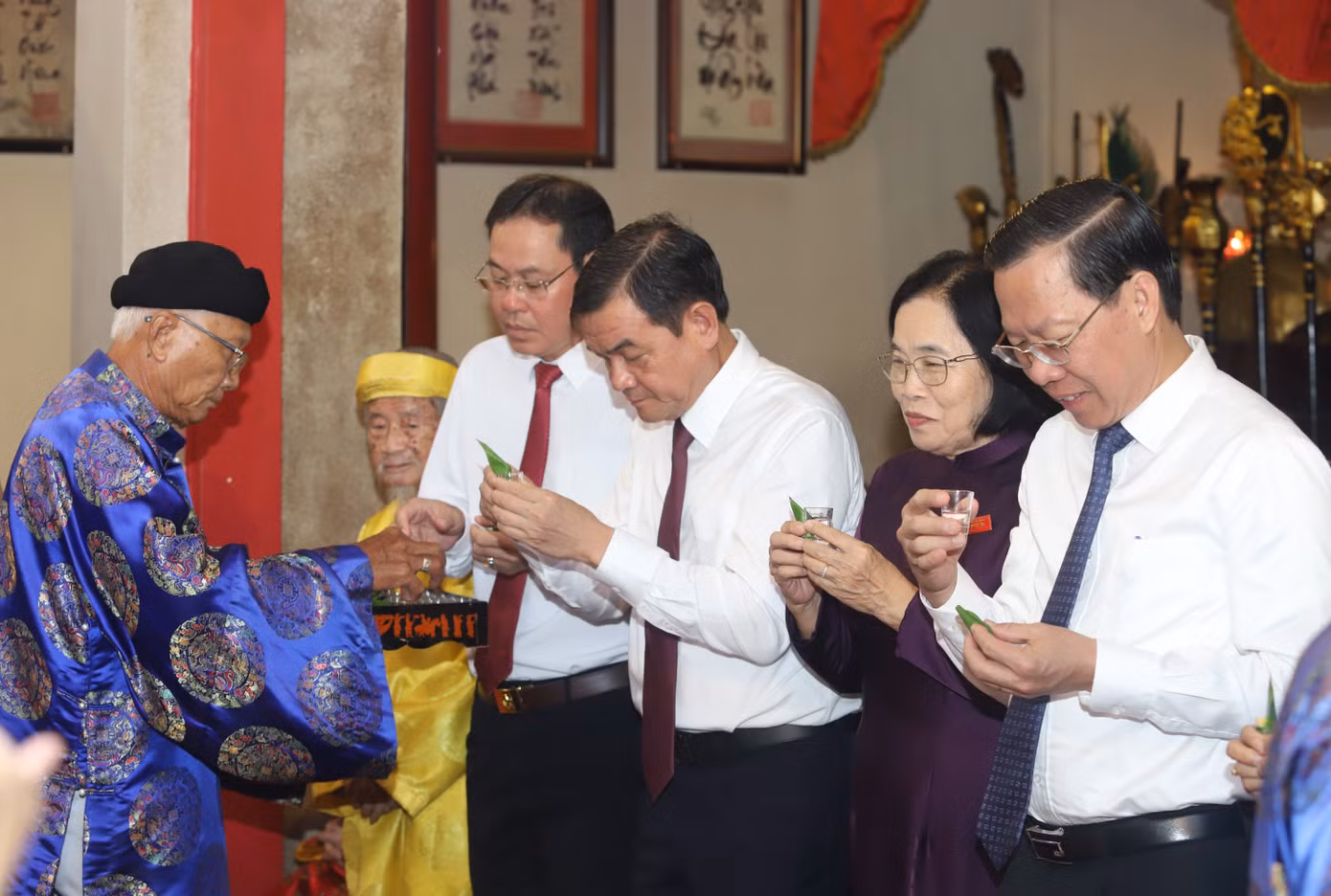 Các vị trong Ban quý tế mời trầu, mời rượu lễ các đại biểu.