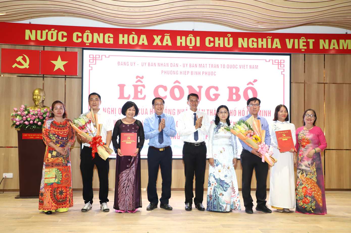 TP Thủ Đức triển khai trao các quyết định cử các nhân sự chủ chốt tham gia hoạt động khu phố mới. Ảnh: Ngô Tùng TP Thủ Đức triển khai trao các quyết định cử các nhân sự chủ chốt tham gia hoạt động khu phố mới. Ảnh: Ngô Tùng