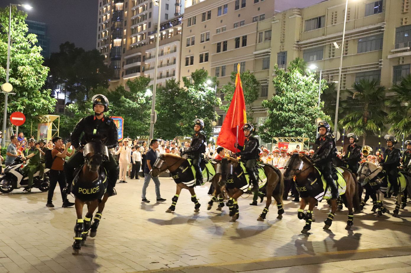Sự xuất hiện của đội kỵ binh cùng các chiến sĩ cảnh sát cơ động diễu hành tạo sự sôi nổi, hào hứng với hết thảy người dân, du khách có mặt trên phố đi bộ Nguyễn Huệ.