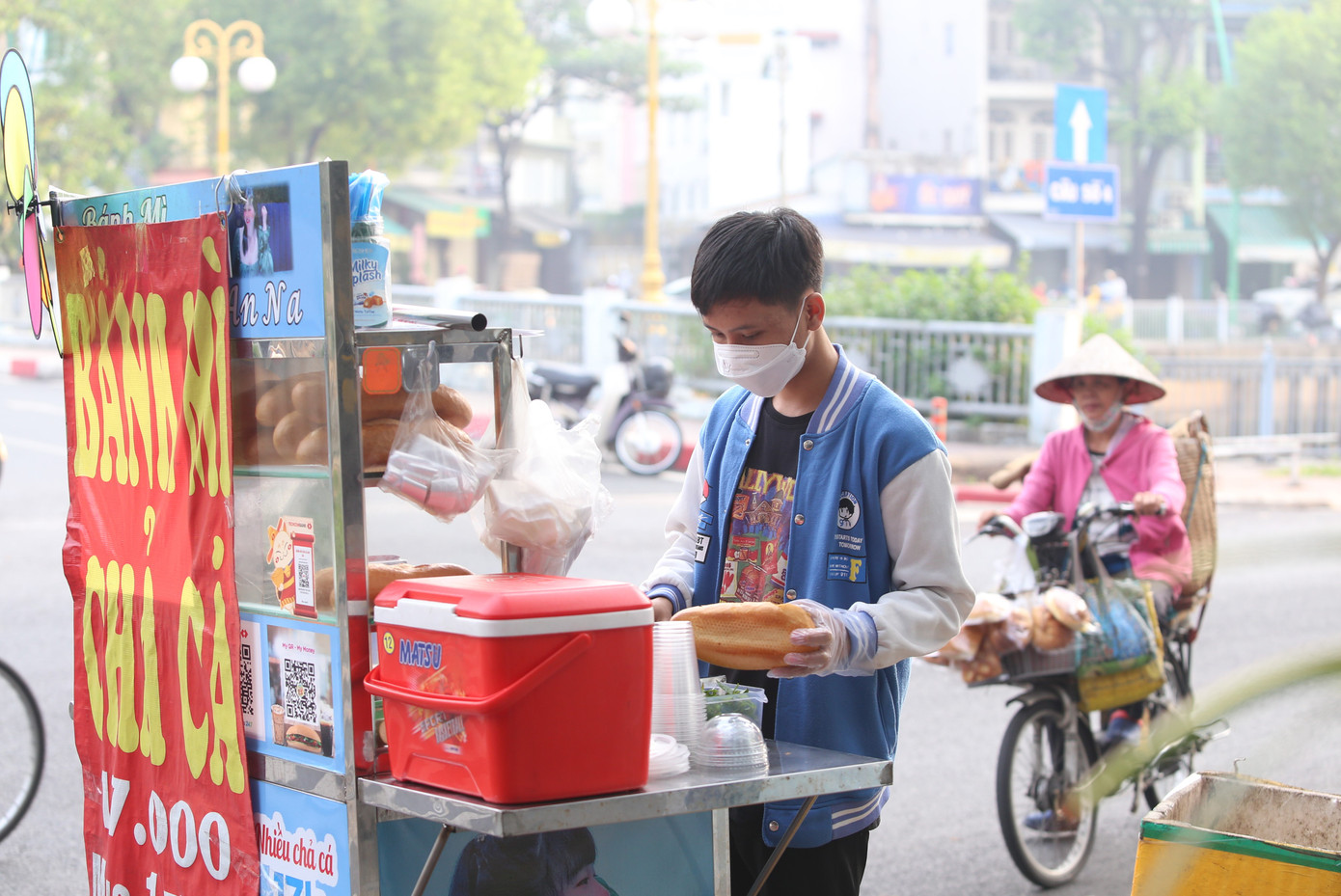 Thấu hiểu nỗi cơ cực của mẹ, từ nhỏ Minh Thể đã nỗ lực tự lập để đỡ đần mẹ mình. Từ những năm học cấp 2, Thể tranh thủ đi bán vé số ngoài giờ học hoặc vào thứ 7, Chủ nhật. Lên lớp 12, cậu học trò nghị lực phải nghỉ bán để tập trung ôn luyện cho kỳ thi quan trọng của cuộc đời đèn sách.