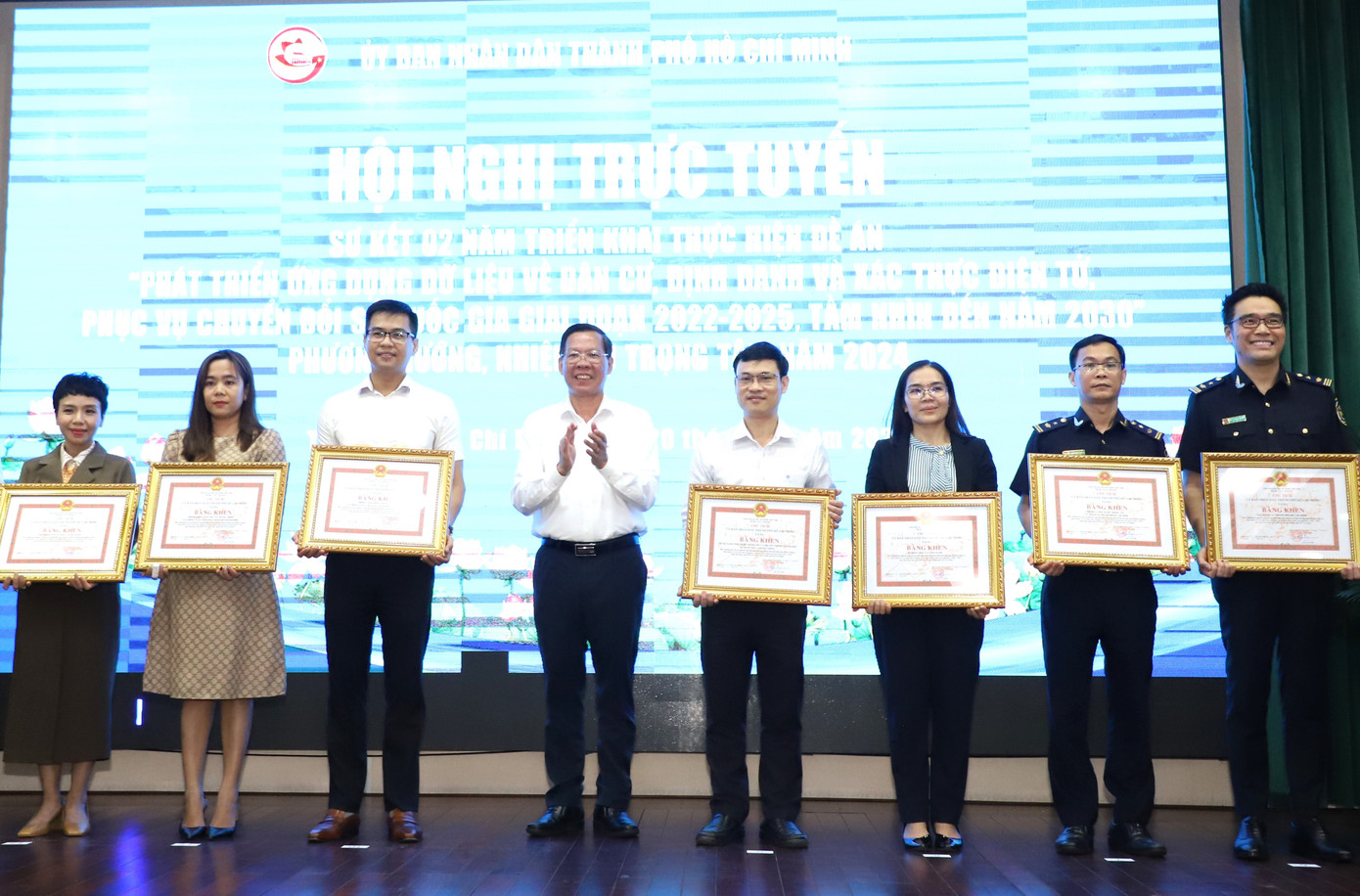 Lãnh đạo TPHCM trao bằng khen tuyên dương các đơn vị triển khai đạt hiệu quả cao Đề án 06. Ảnh: Ngô Tùng