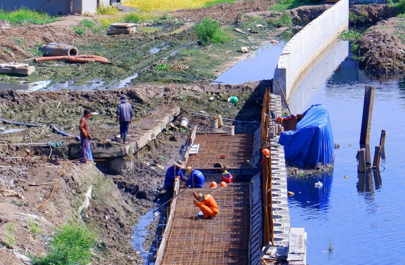 TPHCM đang nỗ lực đẩy nhanh các dự án đầu tư công. Trong ảnh: công nhân thi công trên công trường dự án cải tạo môi trường và xây dựng hạ tầng kênh Tham Lương - Bến Cát - rạch Nước Lên (Ảnh: Hữu Huy) TPHCM đang nỗ lực đẩy nhanh các dự án đầu tư công. Trong ảnh: công nhân thi công trên công trường dự án cải tạo môi trường và xây dựng hạ tầng kênh Tham Lương - Bến Cát - rạch Nước Lên (Ảnh: Hữu Huy)