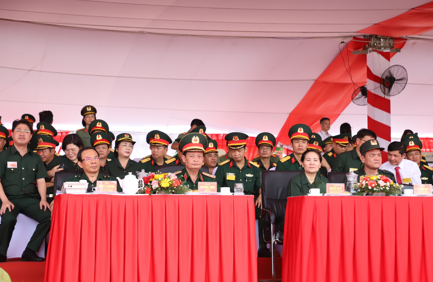 Lãnh đạo Thành ủy TPHCM, Bộ Tư lệnh Quân khu 7 cùng đại biểu dự khai mạc Diễn tập. Ảnh: Ngô Tùng.