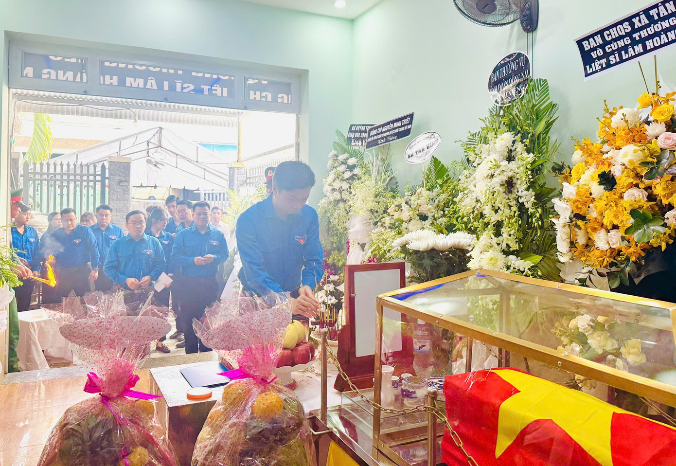 Anh Nguyễn Minh Triết - Bí thư Trung ương Đoàn đến viếng, chia buồn cùng gia đình liệt sĩ Lâm Hoàng Nhật. Ảnh: CTV Anh Nguyễn Minh Triết - Bí thư Trung ương Đoàn đến viếng, chia buồn cùng gia đình liệt sĩ Lâm Hoàng Nhật. Ảnh: CTV