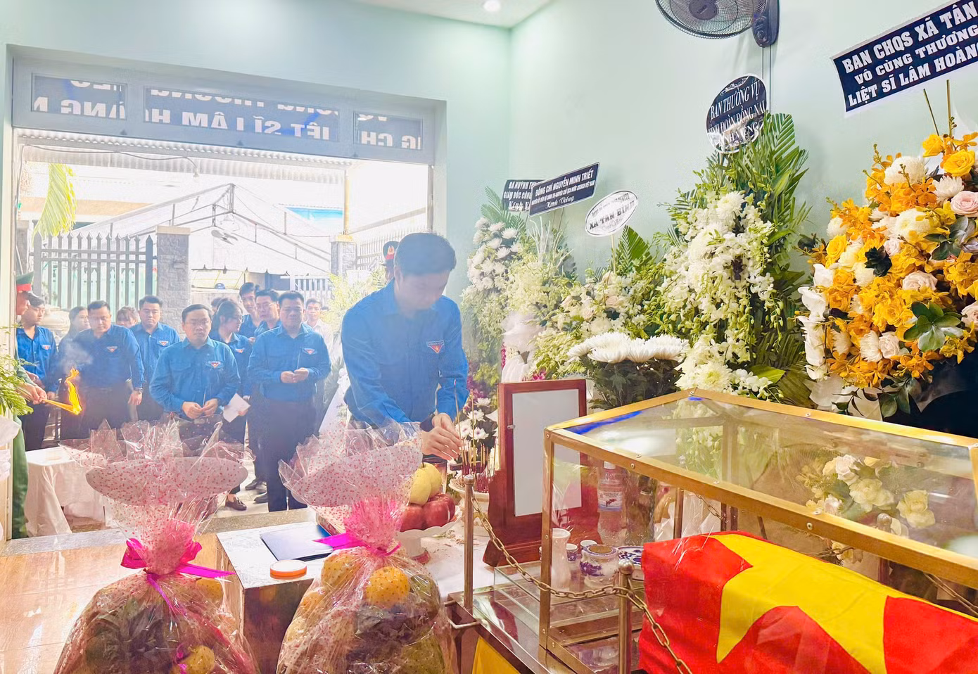 Anh Nguyễn Minh Triết - Bí thư Trung ương Đoàn đến viếng, chia buồn cùng gia đình liệt sĩ Lâm Hoàng Nhật. Ảnh: CTV