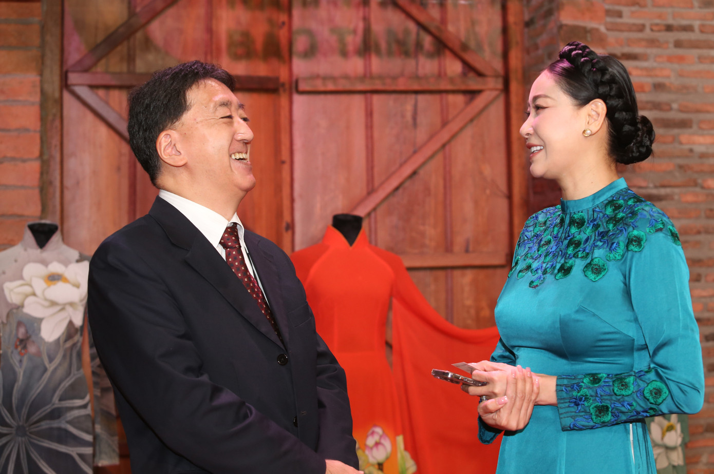 Hoa hậu Hà Kiều Anh trò chuyện cùng Phó Tổng lãnh sự Nhật Bản tại TPHCM Furudate Seiki.