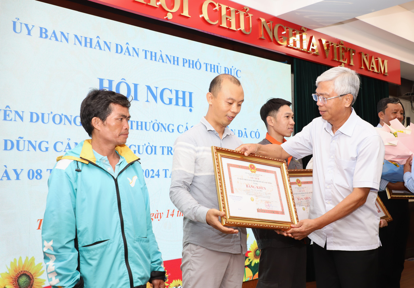 Ông Lee Geumho nhận khen thưởng từ lãnh đạo TPHCM.