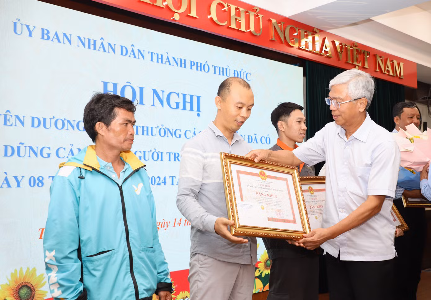 Ông Lee Geumho nhận khen thưởng từ lãnh đạo TPHCM.