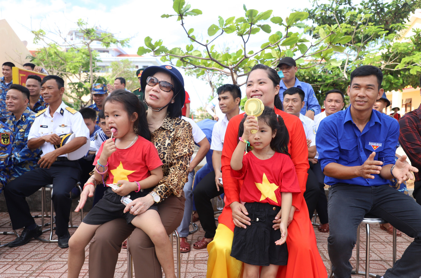 Các em nhỏ cùng người thân, cán bộ, chiến sĩ trên đảo cùng dự buổi giao lưu văn nghệ thân tình cùng các đại biểu hành trình.