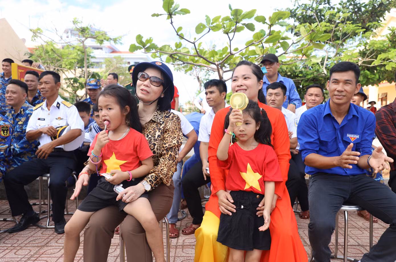 Các em nhỏ cùng người thân, cán bộ, chiến sĩ trên đảo cùng dự buổi giao lưu văn nghệ thân tình cùng các đại biểu hành trình.