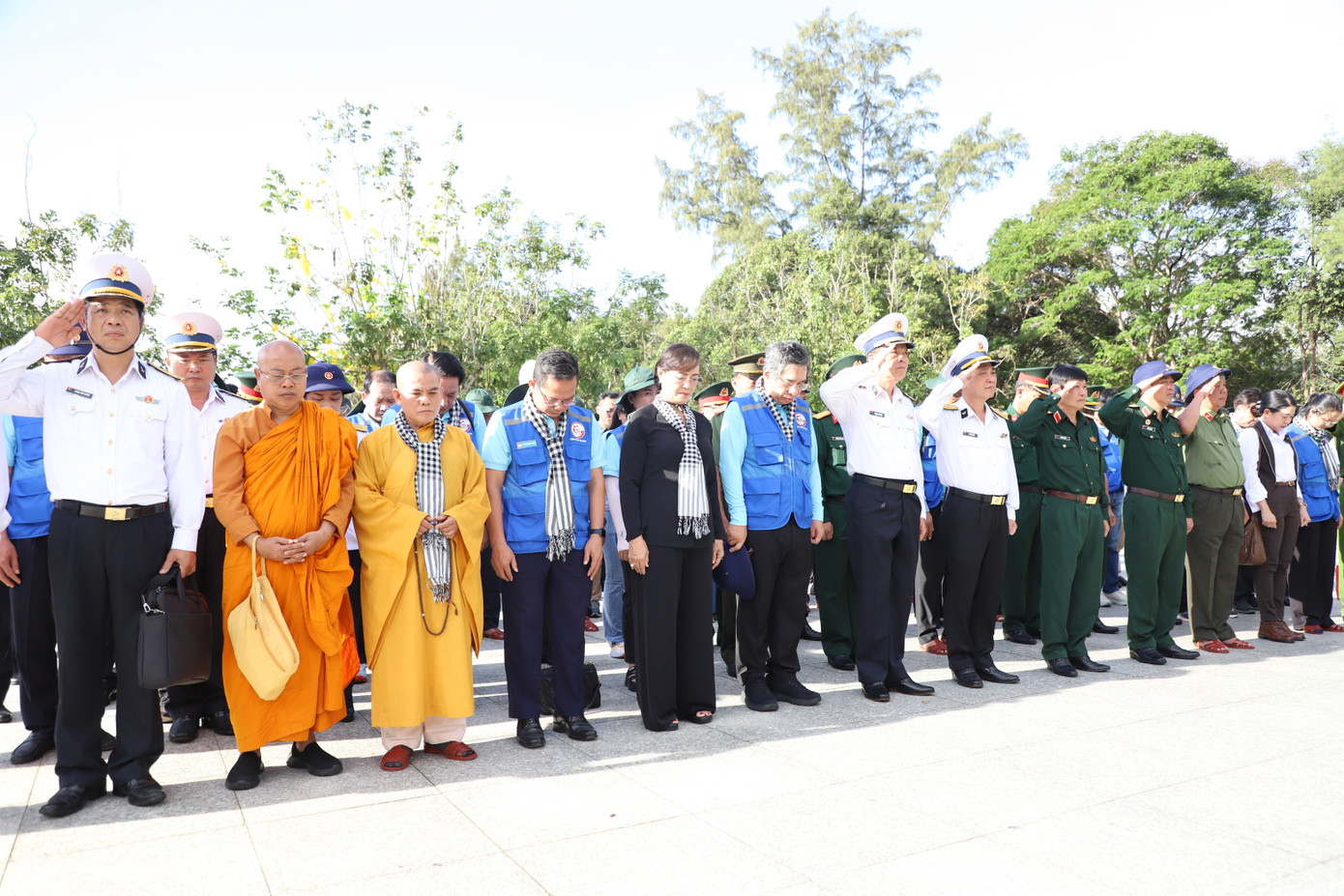 Bắt đầu chuỗi hoạt động trên huyện đảo anh hùng, đoàn đã đến Nghĩa trang Hàng Dương dâng hương, dâng hoa tưởng nhớ, tri ân các Anh hùng liệt sĩ đã ngã xuống trong quá trình hoạt động cách mạng và bị giam giữ, tù đày tại mảnh đất được mệnh danh là "địa ngục trần gian". Nơi đây chứng kiến tinh thần đấu tranh bất khuất, kiên trung của Tổng Bí thư Lê Hồng Phong, nhà yêu nước Nguyễn An Ninh, Lưu Chí Hiếu, Lê Văn Việt, nữ Anh hùng Võ Thị Sáu.