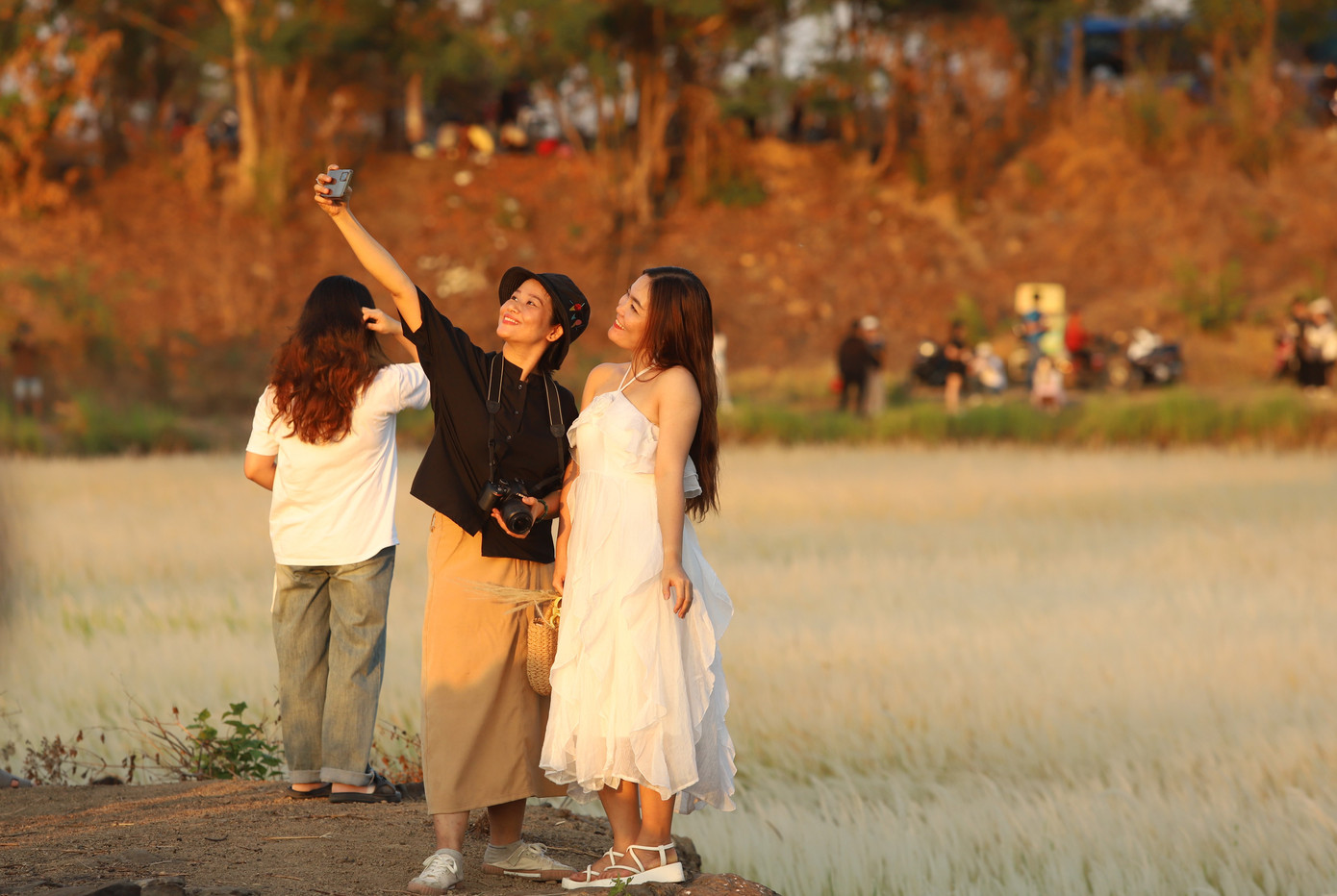 Vẻ đẹp như bối cảnh trên phim đã nhanh chóng thu hút đông đảo bạn trẻ tìm đến khám phá, vui chơi.