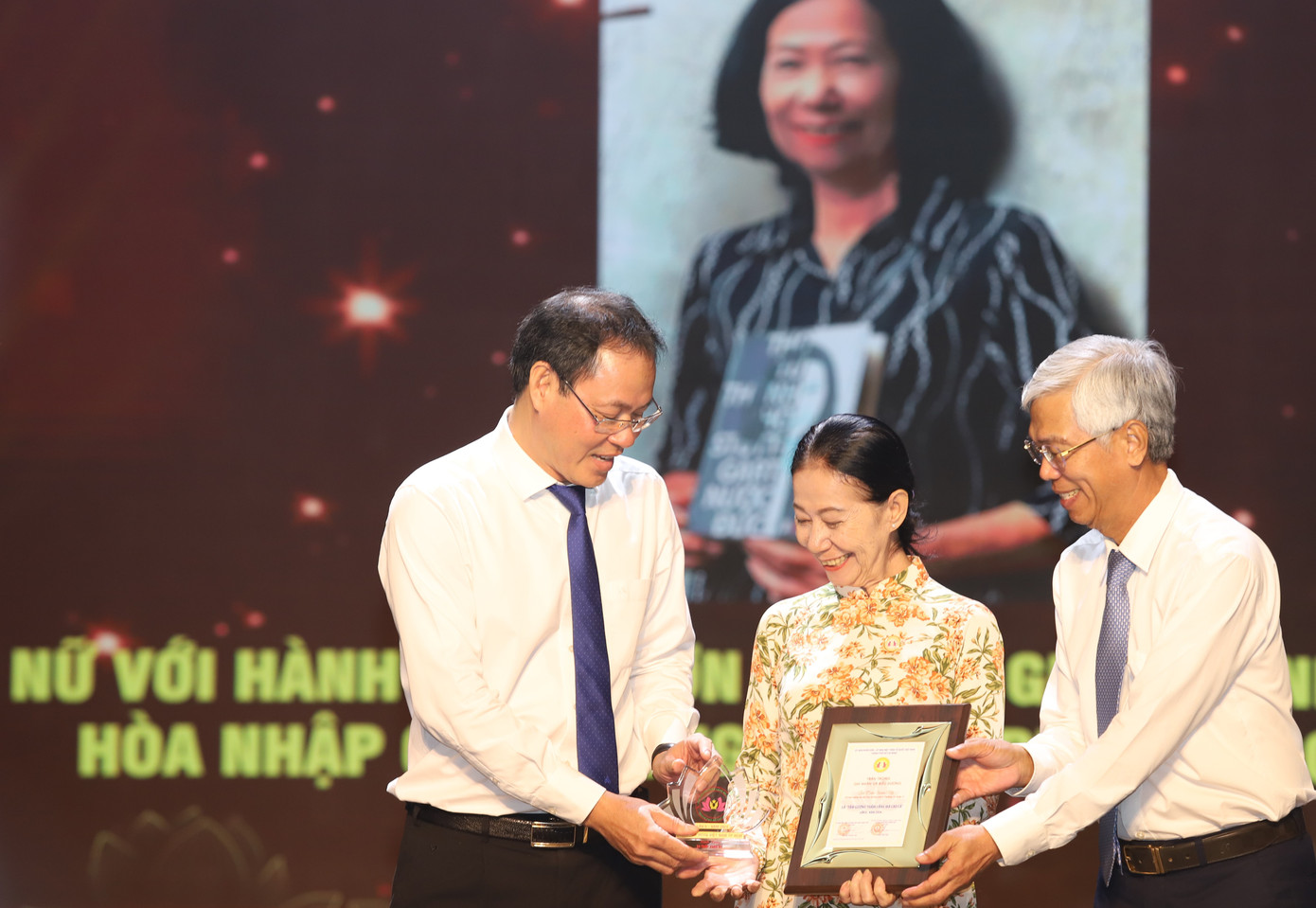 Lãnh đạo TPHCM tuyên dương, khen thưởng các cá nhân, tập thể tiêu biểu. Lãnh đạo TPHCM tuyên dương, khen thưởng các cá nhân, tập thể tiêu biểu.