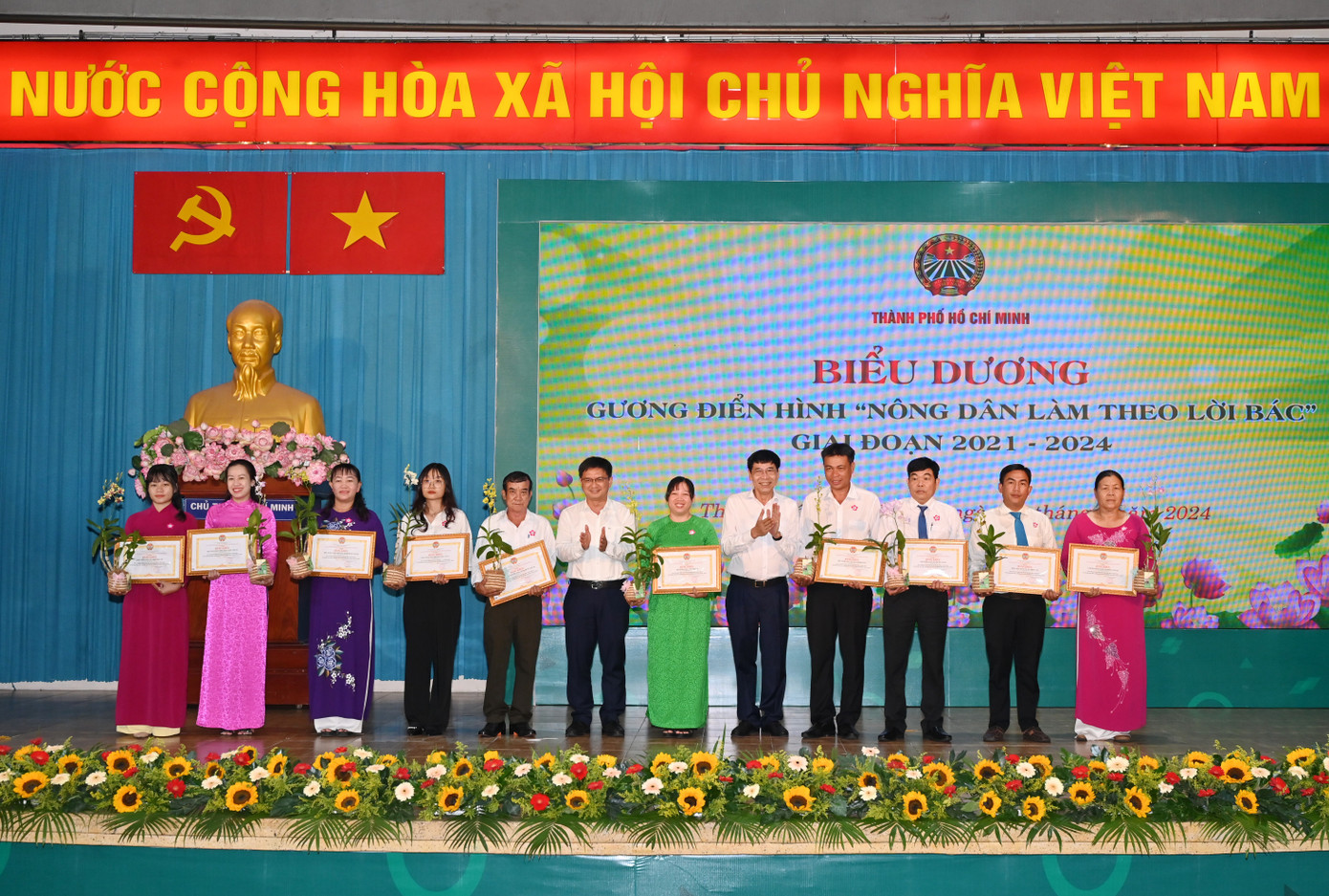 Chủ tịch Hội Nông dân TPHCM Lê Minh Dũng (thứ 5 từ trái qua) cùng Trưởng ban Dân vận Thành ủy TPHCM Nguyễn Mạnh Cường trao bằng khen biểu dương các đơn vị điển hình về học tập và làm theo Bác Hồ. Ảnh: Quốc Thanh