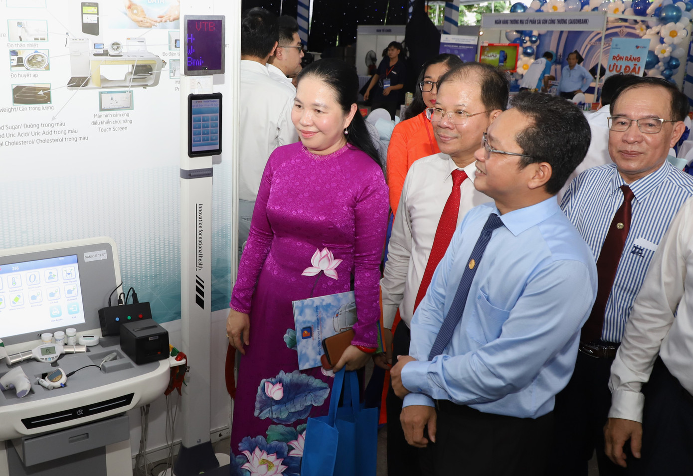 Bà Lê Thị Hồng Nga cùng Phó Chủ tịch Ủy ban MTTQ Việt Nam TPHCM Phạm Minh Tuấn tham quan các gian hàng của doanh nghiệp trong khối tại ngày hội. Ảnh: Ngô Tùng.