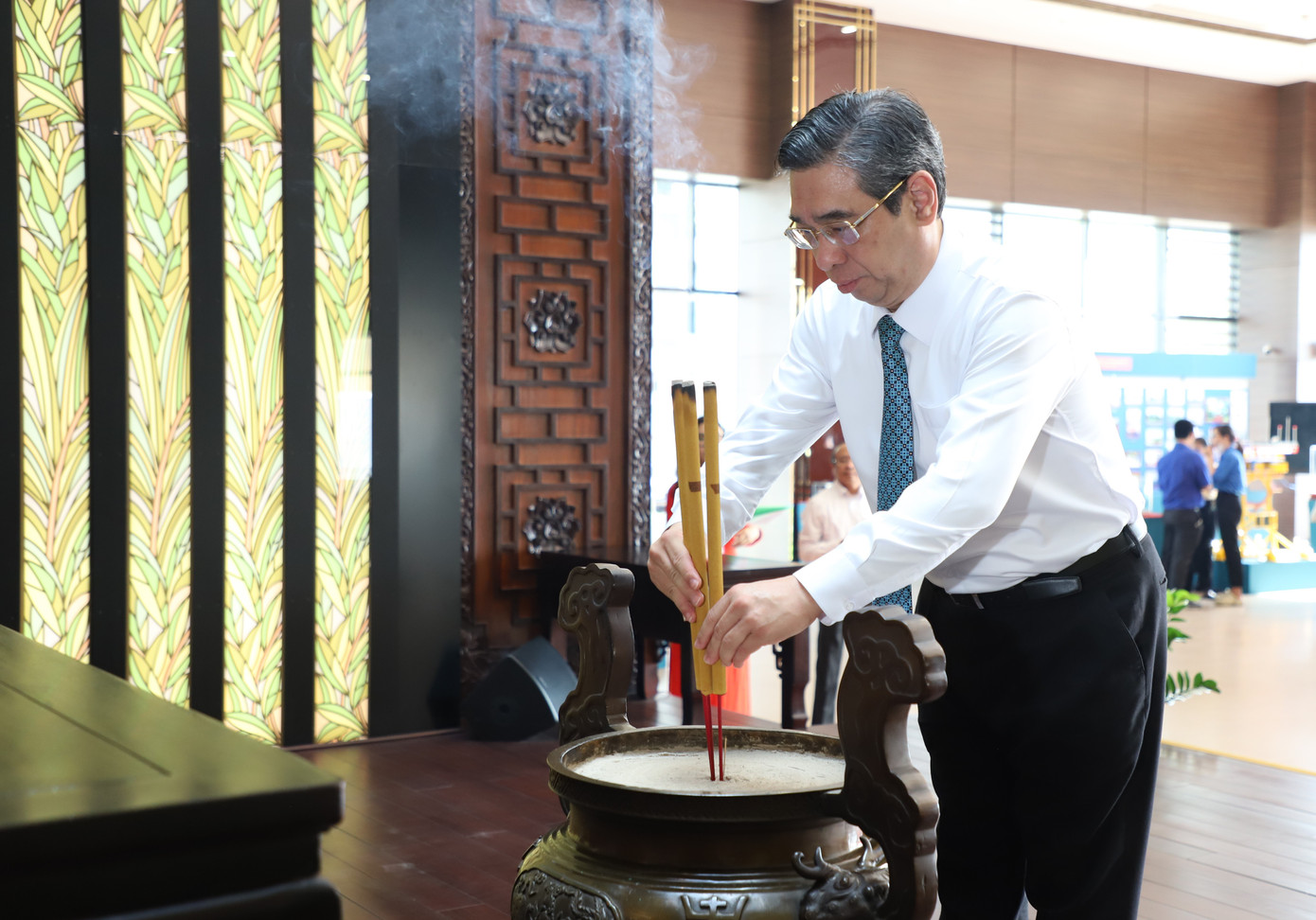 Ông Nguyễn Phước Lộc - Phó Bí thư Thành ủy, Bí thư Đảng đoàn, Chủ tịch Ủy ban MTTQ Việt Nam TPHCM, dâng hương tưởng nhớ Chủ tịch Tôn Đức Thắng.