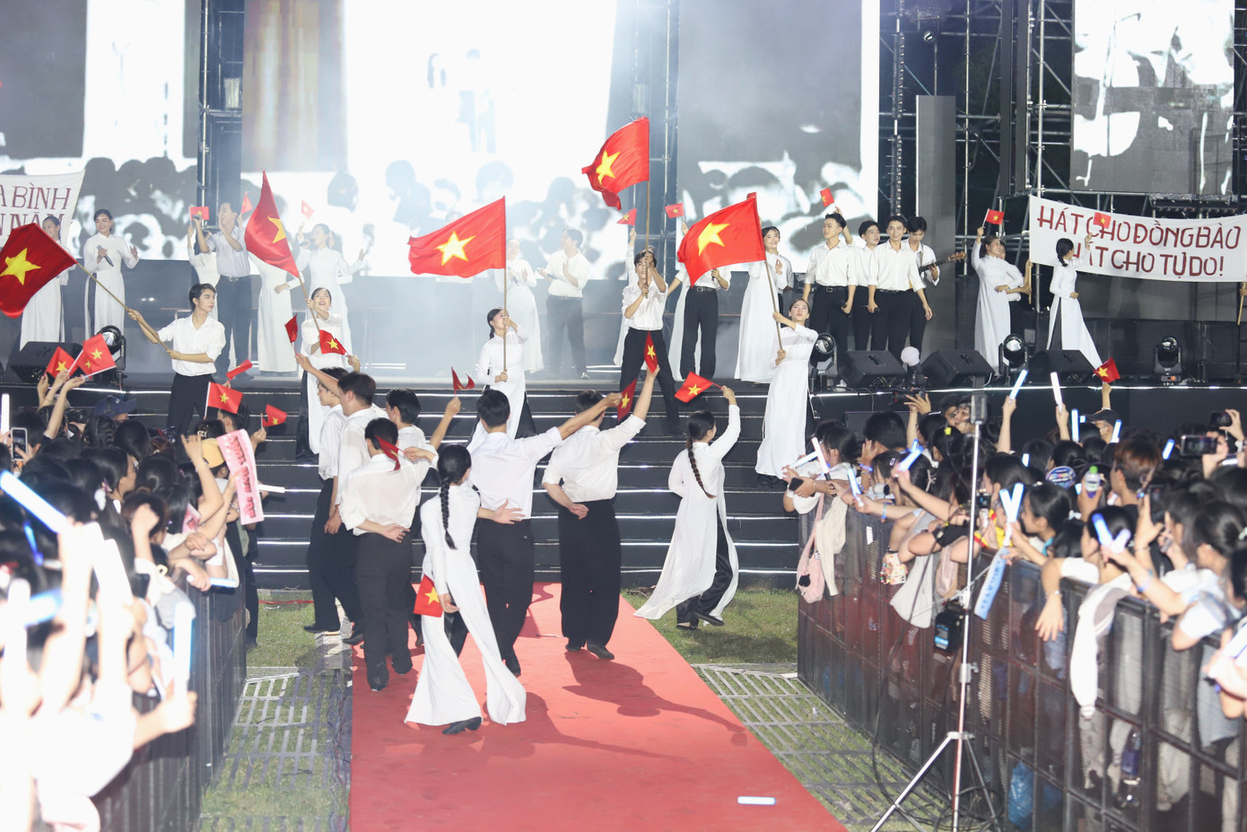 Tiết mục "Lửa ngục tù" do các bạn sinh viên thuộc Câu lạc bộ Văn nghệ xung kích CKT (Trường Đại học Khoa học Xã hội và Nhân văn TPHCM) biểu diễn tái hiện không khí đấu tranh hào hùng, sục sôi trong phong trào HSSV giữa thế kỷ XX, khắc họa hình ảnh đấu tranh và hy sinh anh dũng của anh Trần Văn Ơn.