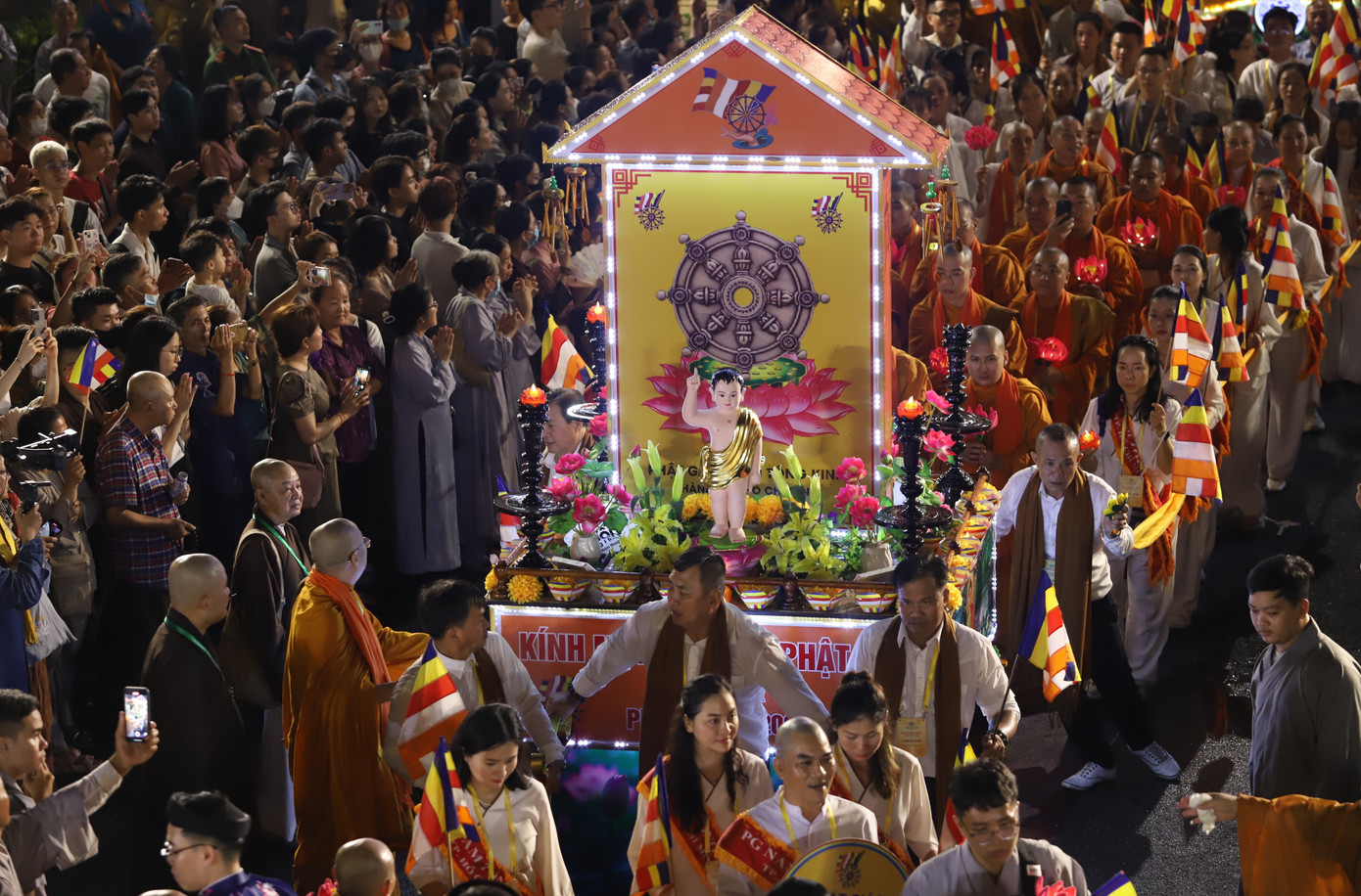 Các kiệu hoa cùng tôn tượng Đức Phật được thiết trí trang nghiêm mừng Đại lễ Phật đản.