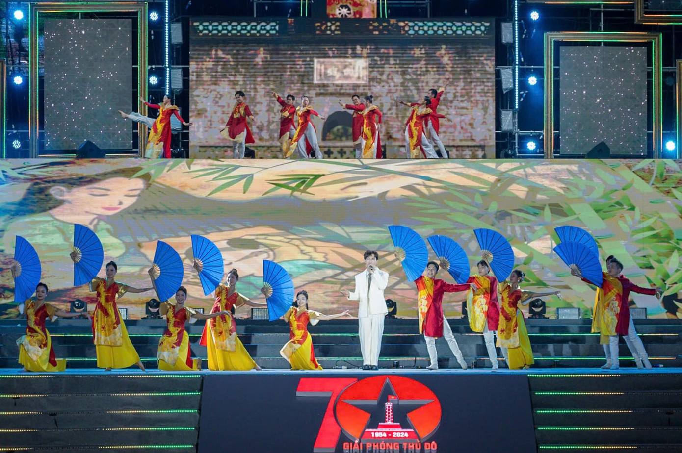 Đêm nghệ thuật có sự tham gia trình diễn của các nghệ sĩ, ca sĩ như Kim Thoa, Mạnh Cường, Mai Thanh Sơn, Nguyễn Phi Hùng, Song Tùng, Yến Nhi, Đăng Bách…đem lại những cảm xúc hân hoan, vui tươi với nhiều bạn trẻ và đông đảo người dân, du khách đón xem tại sân khấu phố đi bộ Nguyễn Huệ. Đêm nghệ thuật có sự tham gia trình diễn của các nghệ sĩ, ca sĩ như Kim Thoa, Mạnh Cường, Mai Thanh Sơn, Nguyễn Phi Hùng, Song Tùng, Yến Nhi, Đăng Bách…đem lại những cảm xúc hân hoan, vui tươi với nhiều bạn trẻ và đông đảo người dân, du khách đón xem tại sân khấu phố đi bộ Nguyễn Huệ.