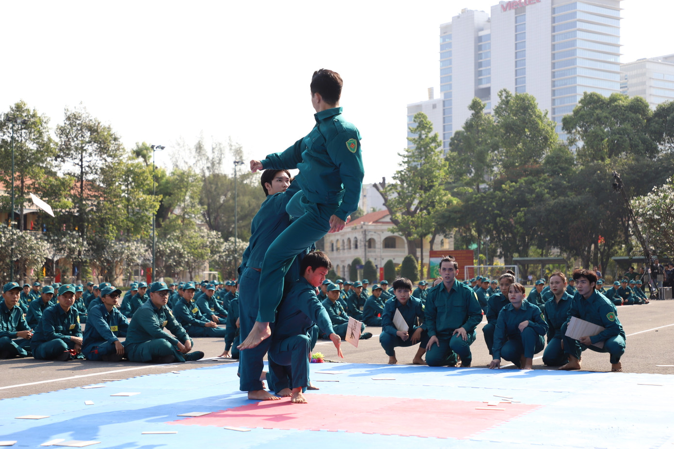 Chiến sĩ biểu diễn võ thuật, đồng diễn võ nhạc tại buổi lễ.