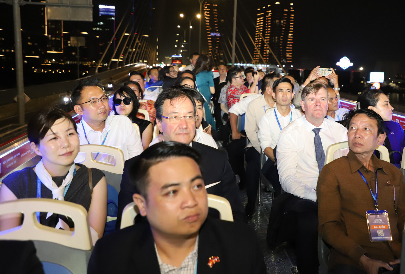 Trong khuôn khổ Đối thoại Hữu nghị (Friendship Dialogue - FD) lần thứ 2 và Diễn đàn Kinh tế TPHCM lần thứ 5 (HEF) năm 2024, tối 24/9, đoàn đại biểu các địa phương, bộ ngành quốc tế dự đối thoại đã cùng trải nghiệm buổi tham quan, ngắm nhìn TPHCM về đêm trên chuyến xe buýt hai tầng. Ảnh: Ngô Tùng.