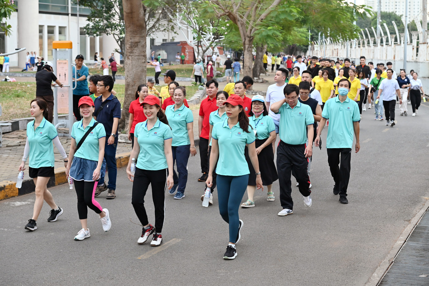 Cán bộ, nhân viên, người lao động các đơn vị tham gia buổi đi bộ đồng hành tại Nhà thi đấu Phú Thọ, quận 11. Ảnh: Quốc Thanh Cán bộ, nhân viên, người lao động các đơn vị tham gia buổi đi bộ đồng hành tại Nhà thi đấu Phú Thọ, quận 11. Ảnh: Quốc Thanh