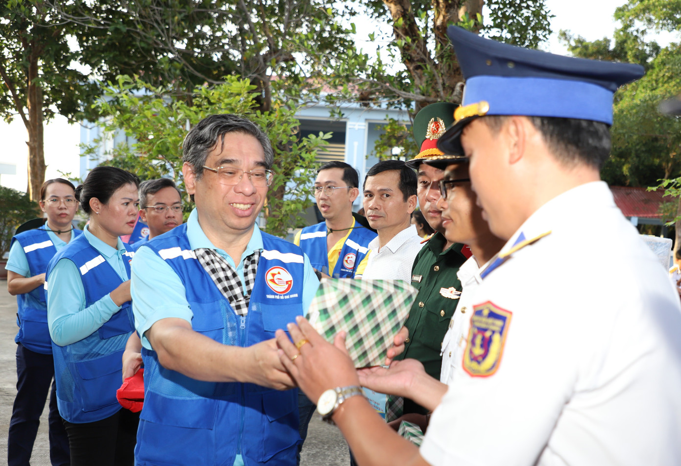 Ông Nguyễn Phước Lộc – Phó Bí thư Thành ủy, Bí thư Đảng đoàn, Chủ tịch Ủy ban Mặt trận Tổ quốc Việt Nam TPHCM – Trưởng đoàn đại biểu TPHCM gửi những món quà xuân sớm đến quân và dân trên đảo.