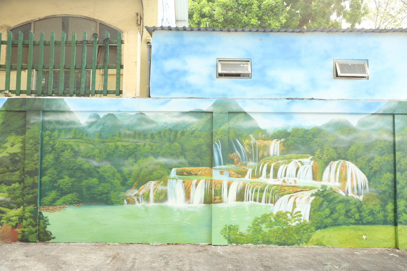 Các thắng cảnh tươi đẹp của đất nước được các bạn trẻ, họa sĩ thực hiện tại các mảng tường sau khi đã được bóc xóa, làm sạch.