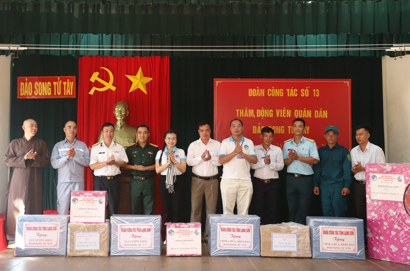 Đoàn công tác gửi tặng nhiều phần quà ý nghĩa, thiết thực dành tặng quân, dân đảo Song Tử Tây. Đoàn công tác gửi tặng nhiều phần quà ý nghĩa, thiết thực dành tặng quân, dân đảo Song Tử Tây.