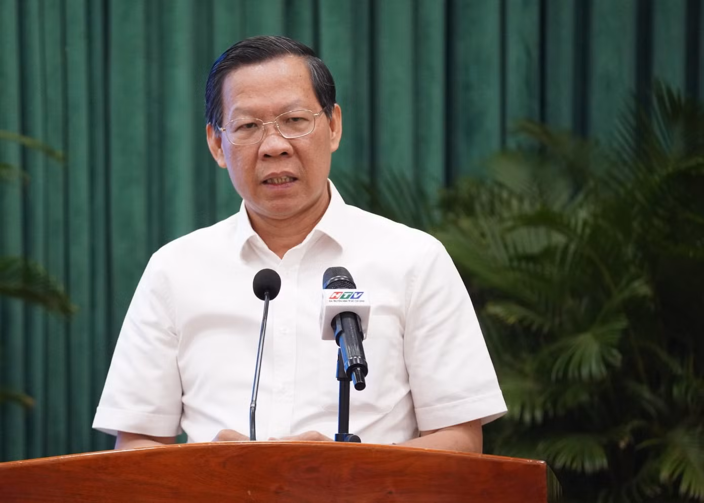 Chủ tịch UBND TPHCM Phan Văn Mãi trao đổi tại hội nghị.