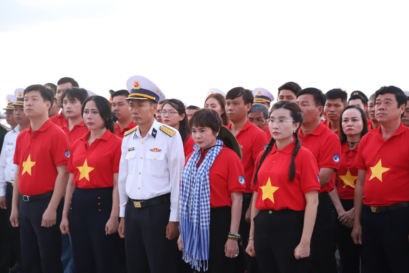 Trong thời khắc linh thiêng, mỗi thành viên đoàn công tác đều khắc ghi, tri ơn công lao của các cán bộ, chiến sĩ đã quyết tâm bảo vệ từng tấc đất thiêng liêng của Tổ quốc.