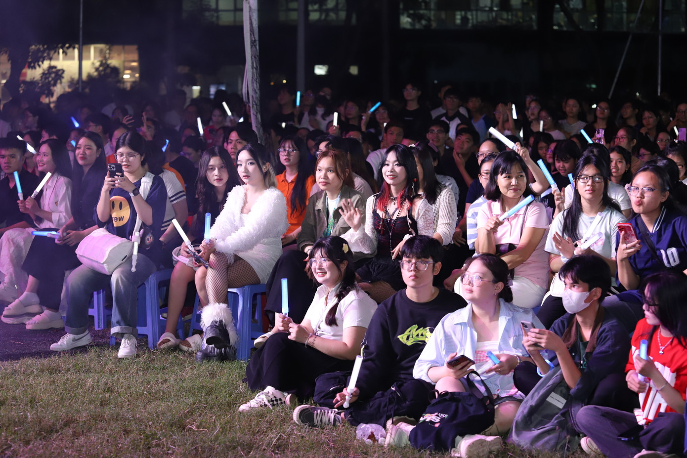 Các bạn sinh viên bùng cháy với không gian âm nhạc sôi động trong đêm công diễn.