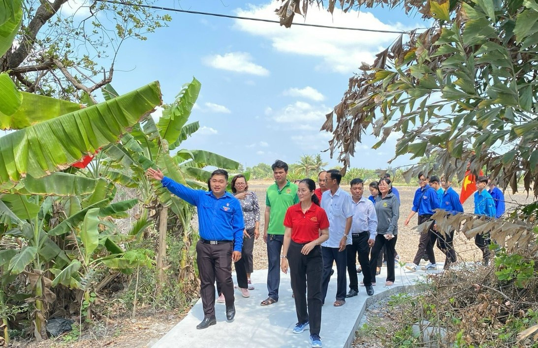 Tuổi trẻ huyện Bình Chánh tổ chức khánh thành công trình bê tông hoá tuyến đường tổ 2, ấp 3, xã Tân Nhựt sau một thời gian thi công. Tuổi trẻ huyện Bình Chánh tổ chức khánh thành công trình bê tông hoá tuyến đường tổ 2, ấp 3, xã Tân Nhựt sau một thời gian thi công.