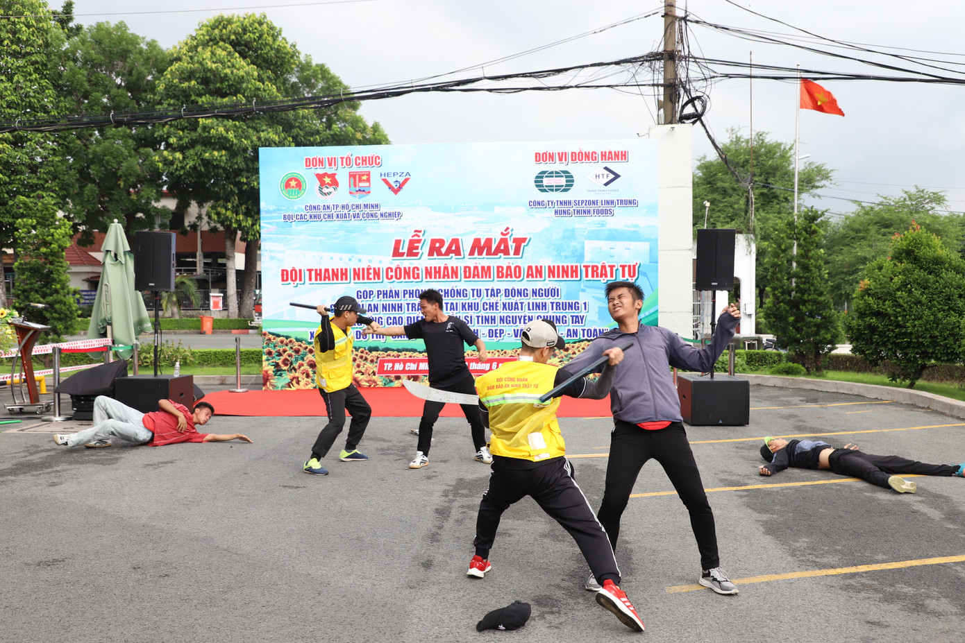 Hoạt cảnh giả định vụ việc nhóm người gây rối ANTT tại địa bàn khu chế xuất, khu công nghiệp, sau đó các đối tượng bị các thành viên đội hình trấn áp kịp thời. Ảnh: Ngô Tùng