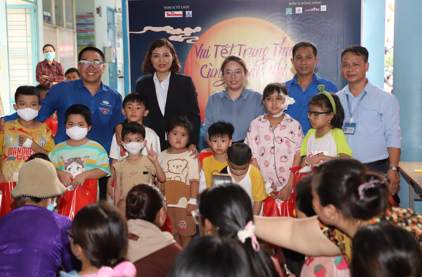 Cùng chung tay mang đến niềm vui Tết Trung thu cho các em nhỏ đang được chăm sóc tại bệnh viện. Cùng chung tay mang đến niềm vui Tết Trung thu cho các em nhỏ đang được chăm sóc tại bệnh viện.