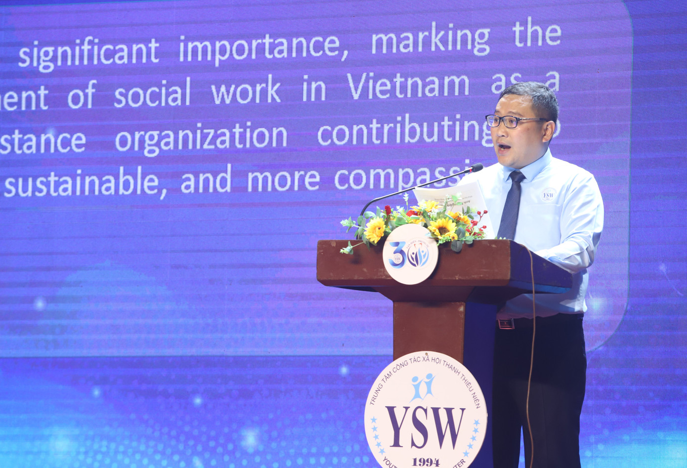 Anh Nguyễn Thanh Hân điểm lại những chặng đường phụng sự cộng đồng của YSW. Anh Nguyễn Thanh Hân điểm lại những chặng đường phụng sự cộng đồng của YSW.