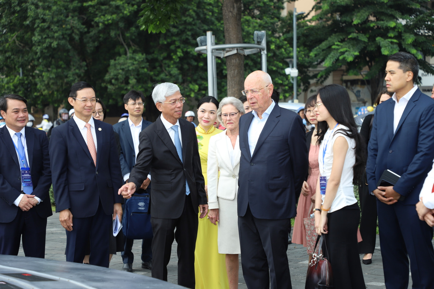 GS Klaus Schwab đến thăm Biểu tượng Hữu nghị TPHCM, đặt tại Công viên Bến Bạch Đằng. GS Klaus Schwab đến thăm Biểu tượng Hữu nghị TPHCM, đặt tại Công viên Bến Bạch Đằng.