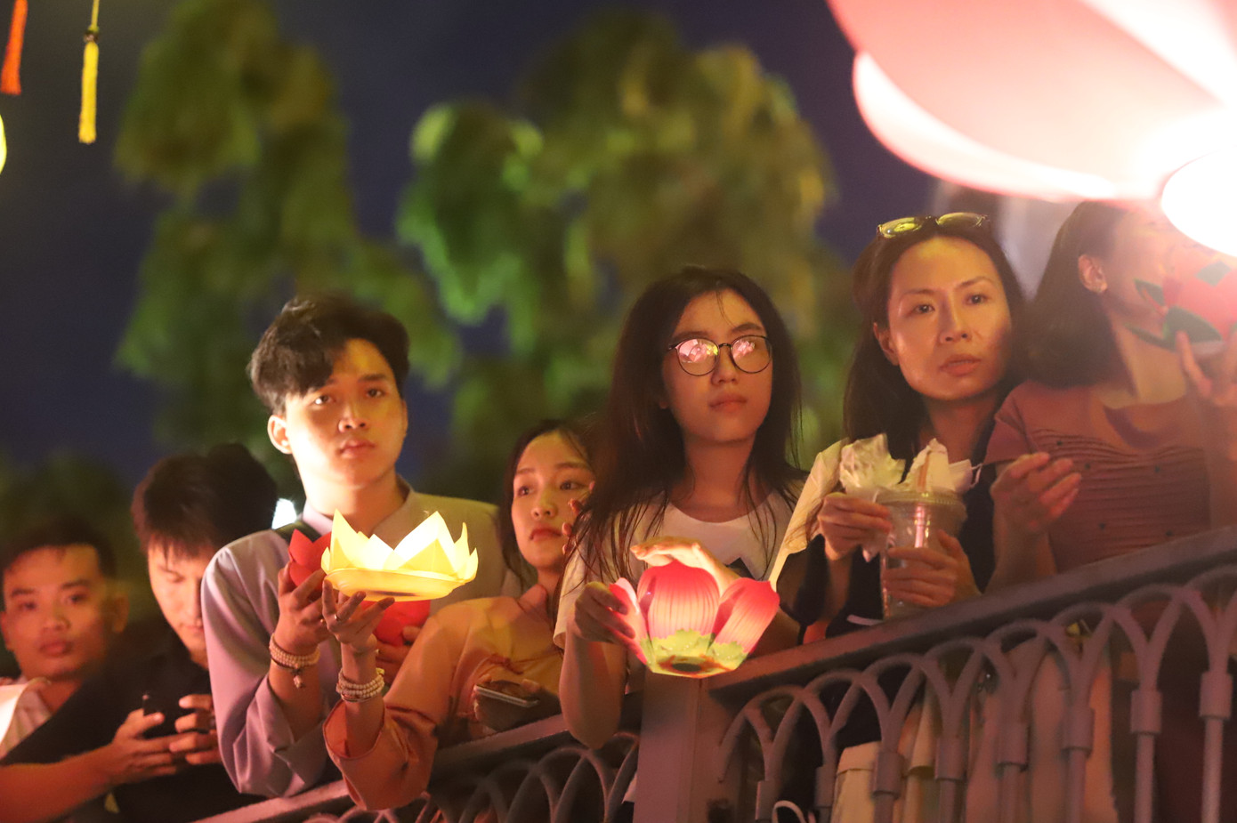 Nhiều người tranh thủ đến sớm để có thể vào bên trong khuôn viên chùa chuẩn bị thả đèn hoa.