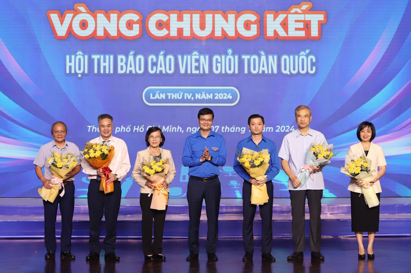 Bí thư thứ nhất T.Ư Đoàn Bùi Quang Huy tặng hoa Hội đồng giám khảo chuyên gia - những người cầm cân nảy mực tại vòng Chung kết. Bí thư thứ nhất T.Ư Đoàn Bùi Quang Huy tặng hoa Hội đồng giám khảo chuyên gia - những người cầm cân nảy mực tại vòng Chung kết.