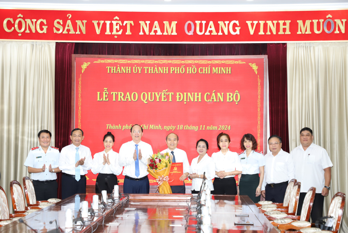 Tập thể lãnh đạo cơ quan Ủy ban Kiểm tra Thành ủy TPHCM chúc mừng ông Trần Văn Bảy. Ảnh: Ngô Tùng