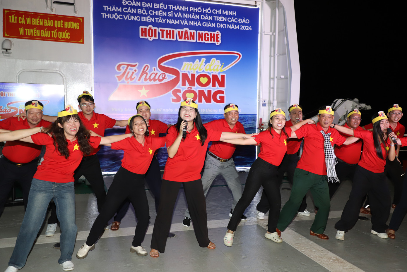 Các thành viên thuộc các tổ đại biểu đã cùng chung sức đem đến các tiết mục văn nghệ với chủ đề xuyên suốt là những ca khúc về vùng chủ quyền thiêng liêng của Tổ quốc trong không khí vô cùng vui tươi, thân tình. Ảnh: Ngô Tùng