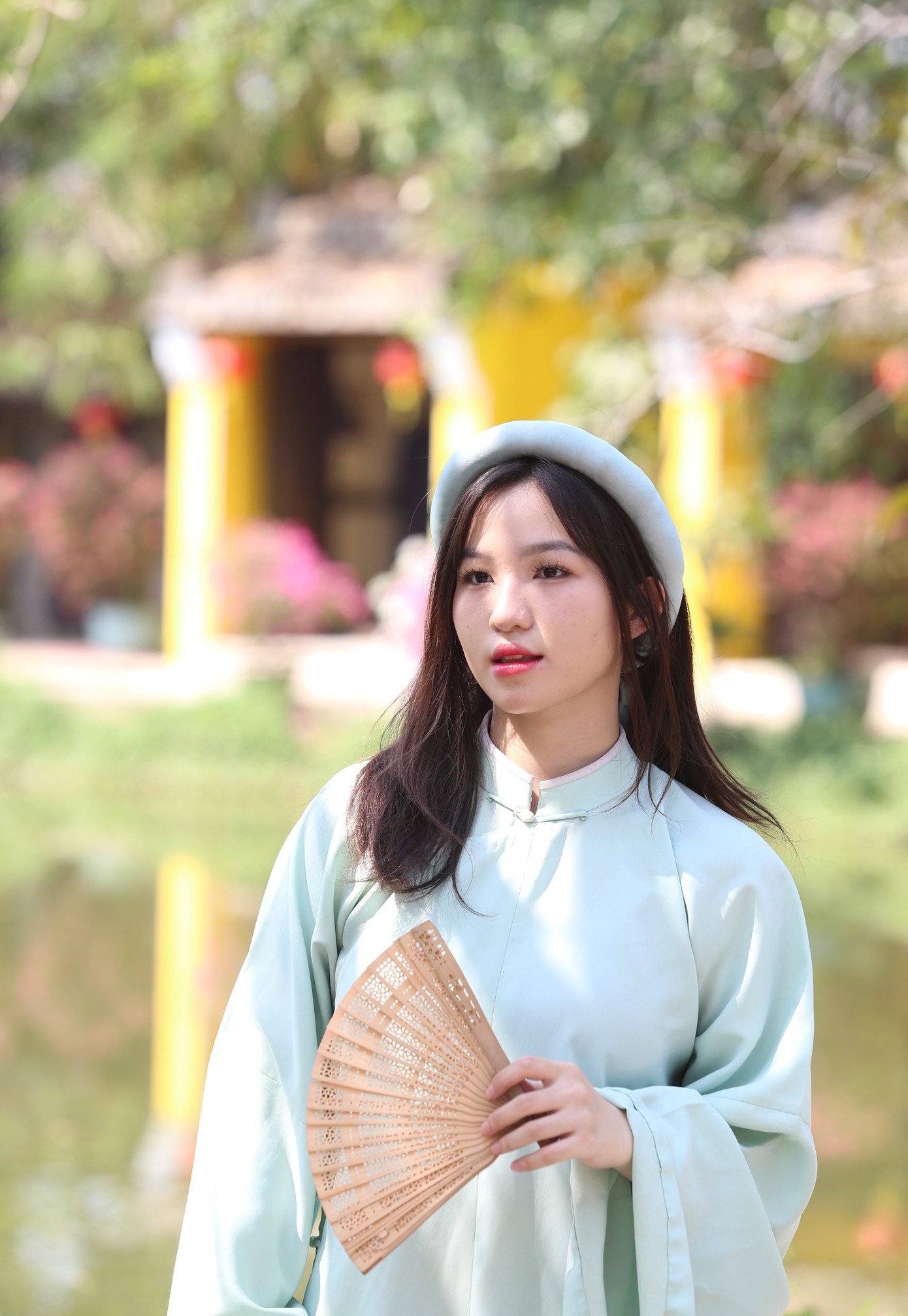 Thiếu nữ khoe sắc thắm với không gian tựa phố cổ Hội An.